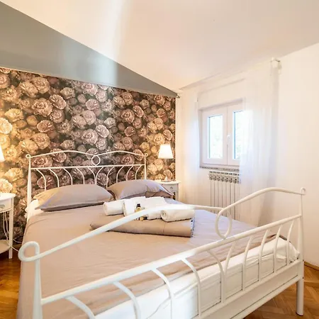 1 Bedroom In Διαμέρισμα *